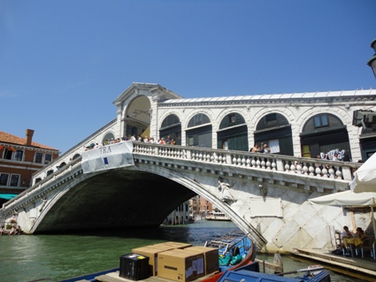 Die Rialtobrücke in Venedig