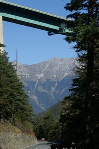 Europabrücke am Brennerpaß. Bildquelle: Wikimedia Commons, Autor: Böhringer Friedrich, Bildlizenz: Namensnennung-Weitergabe unter gleichen Bedingungen 2.5 US-amerikanisch (nicht portiert)