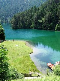 Der Fernsteinsee in Tirol. Bildquelle: Wikimedia Commons, Autor: Pequod76