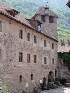 Schloß Runkelstein bei Bozen in Südtirol. Bildquelle: Wikimedia Commons. Bildlizenz: Public Domain.